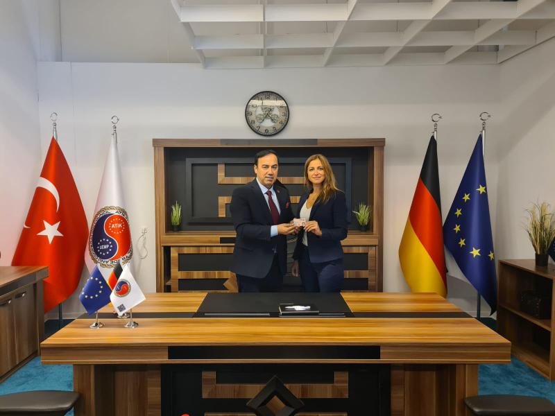 ATİK Bayern Eyalet Yönetim Kurulu Üyemiz Pınar Aydın’a ATİK Genel Başkanımız Aziz Şahin ATİK Business Club Card Üye kimliğini takdim etti