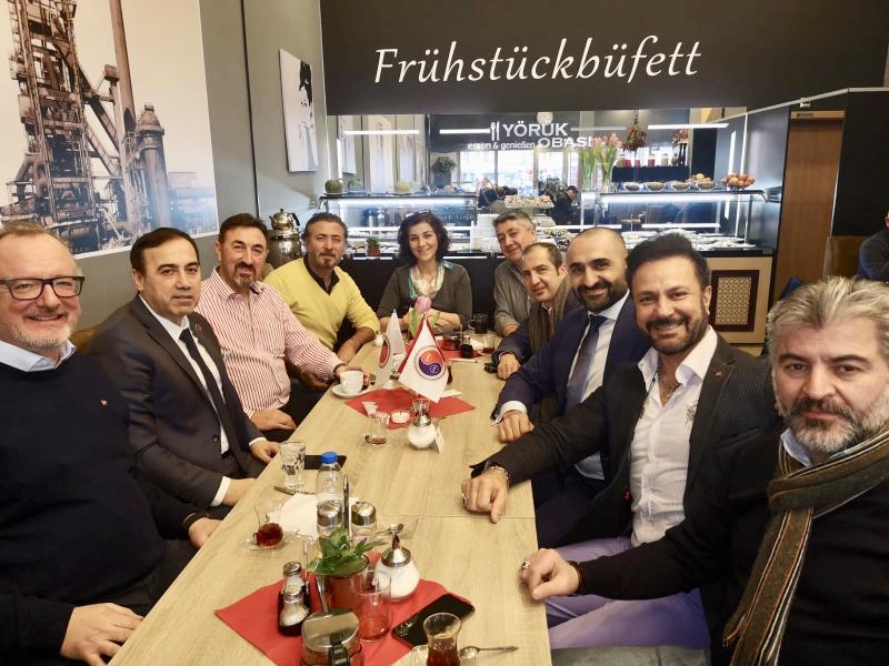 ATİK Genel Başkanımız Aziz ŞAHİN’in Katılımlarıyla Uluslararası Kamu Diplomasisi Çerçevesinde Almanya Dortmund Hörde Yörük Obası Restaurantı İşletmecisi Turgut ERÇETİN’in ev sahipliğinde NRW ATİK olarak toplantı Yapıldı