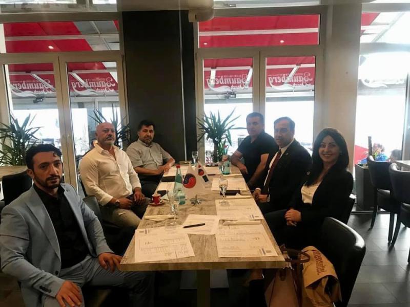 ATİK NRW Eyalat Başkanımız Selver Şengül’ün ev sahipliğinde ATİK Genel Başkanımız Aziz Şahin’in katılımıyla ATİK NRW Eyalet Yönetim Kurulu Üyesi Yasin Doğan,İş İnsanları Şuayp Güney,Ercan Şimşekoğlu,Sabahattin Kılıç İkili iş görüşmelerinde bulundular.