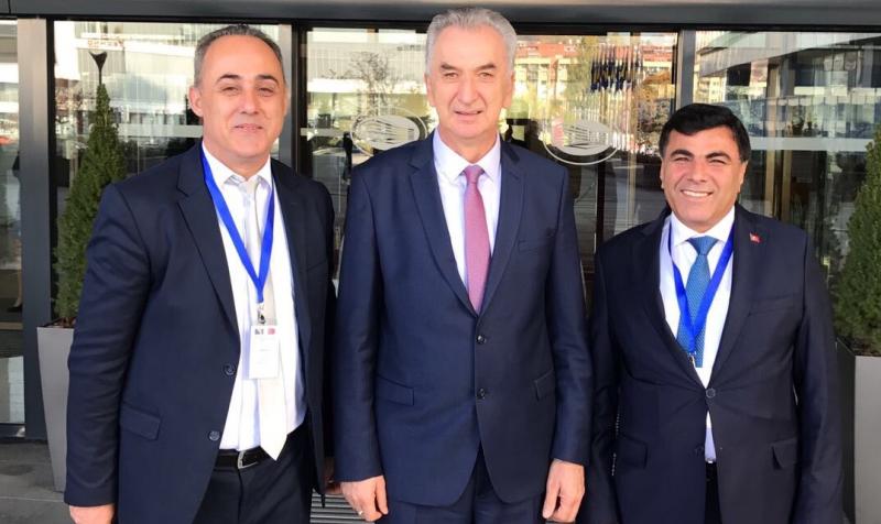 Bosna Hersek Ticaret Bakanı Mirko ŞAROVİÇ,Türkiye Damızlık Sığır Yetiştirileri Merkez Birliği ve Burdur ATİK Başkanı Kamil ÖZCAN , Bosna Hersek ATİK Yüksek İstişare Konseyi Başkanı Ümit AVCI Uluslararası Kamu Diplomasisi çerçevesinde görüşme yaptılar.