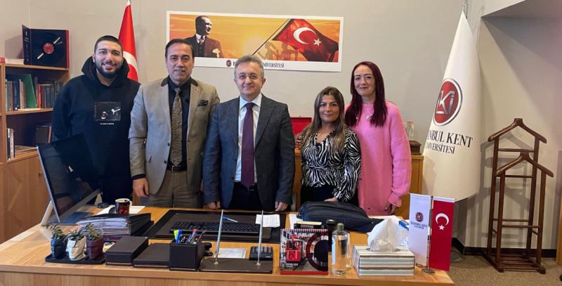 İstanbul Kent Üniversitesi Rektörü Prof. Dr. M. Necmettin ATSÜ’yü ATİK Genel Başkanı Aziz Şahin, ATİK Augsburg Başkanı Hacer Özdoğan ve ATİK Augsburg Başkan Yardımcısı Gülçin Paşa Uluslararası Kamu Diplomasisi çerçevesinde ziyaret ettiler