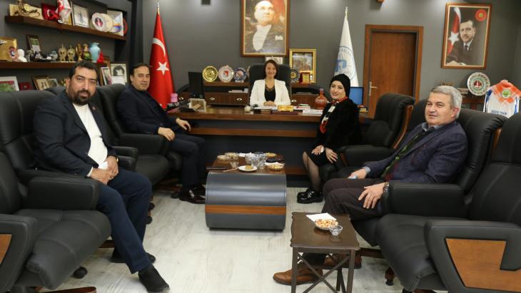 Türkiye Bilecik Pazaryeri Belediye Başkanı ve ATİK Bilecik İstişare Başkanı Zekiye Tekin’i ATİK Genel Başkanımız Aziz Şahin, Bilecik ATİK İl Başkanı Ertuğrul Beler Koordinatörlüğünde ATİK İran Heyeti ile makamında ziyaret ettiler.